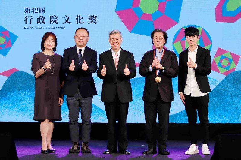 2023.05 吳靜吉獲第42屆行政院文化獎 行政院長陳建仁親授獎章